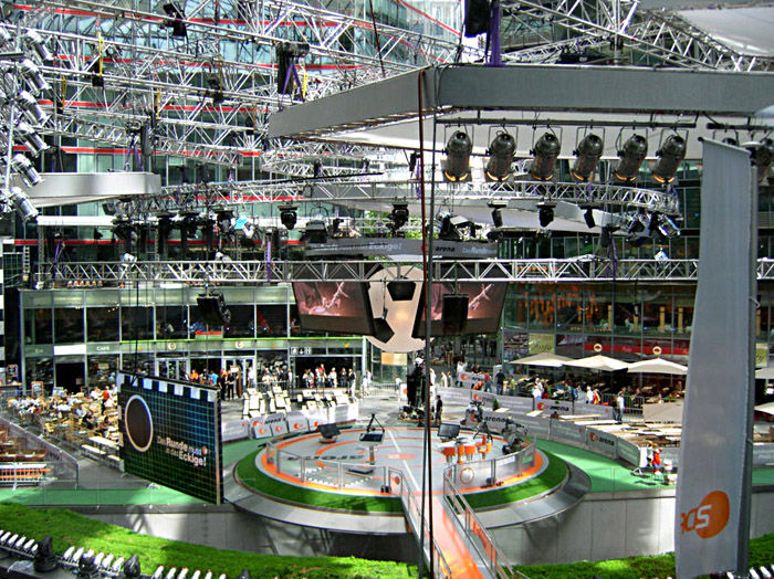 Das Sony - Center am Potsdamer Platz während der Fußball - WM; Copyright: Gerd-Michael Tuschy